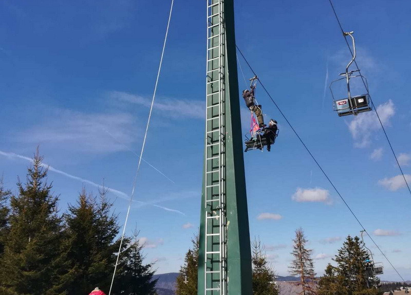8 oameni au rămas blocați în telescaun pe Arena Platoş din Păltiniș