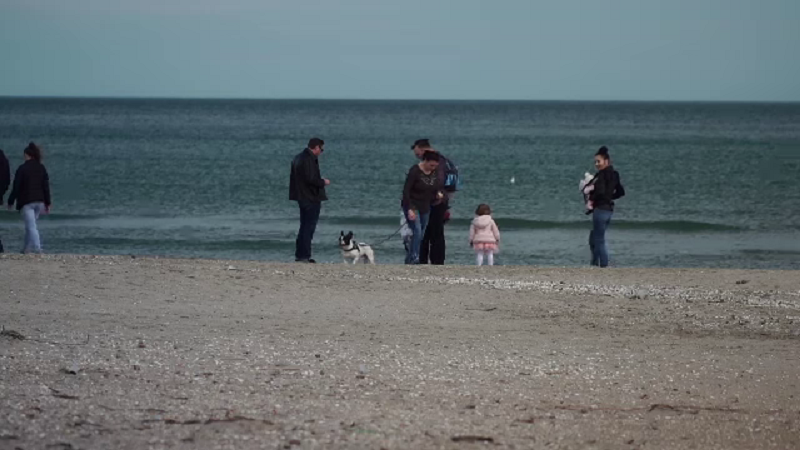 Vremea frumoasă a scos oamenii pe malul mării