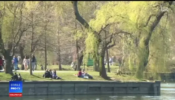 Bucureștenii au invadat parcurile și terasele. Constănțenii s-au bucurat de soare