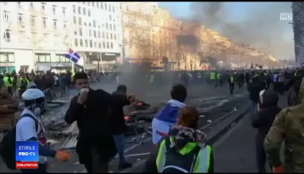 Lupte în Paris. Vestele Galbene au incendiat bănci și au jefuit magazine
