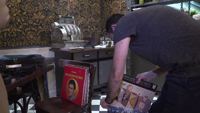 Sute de vizitatori la Târgul de vinil organizat în premieră la Sibiu