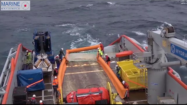 Amenințare în Atlantic. O pată de petrol se întinde pe 10 km, după scufundarea unui vas