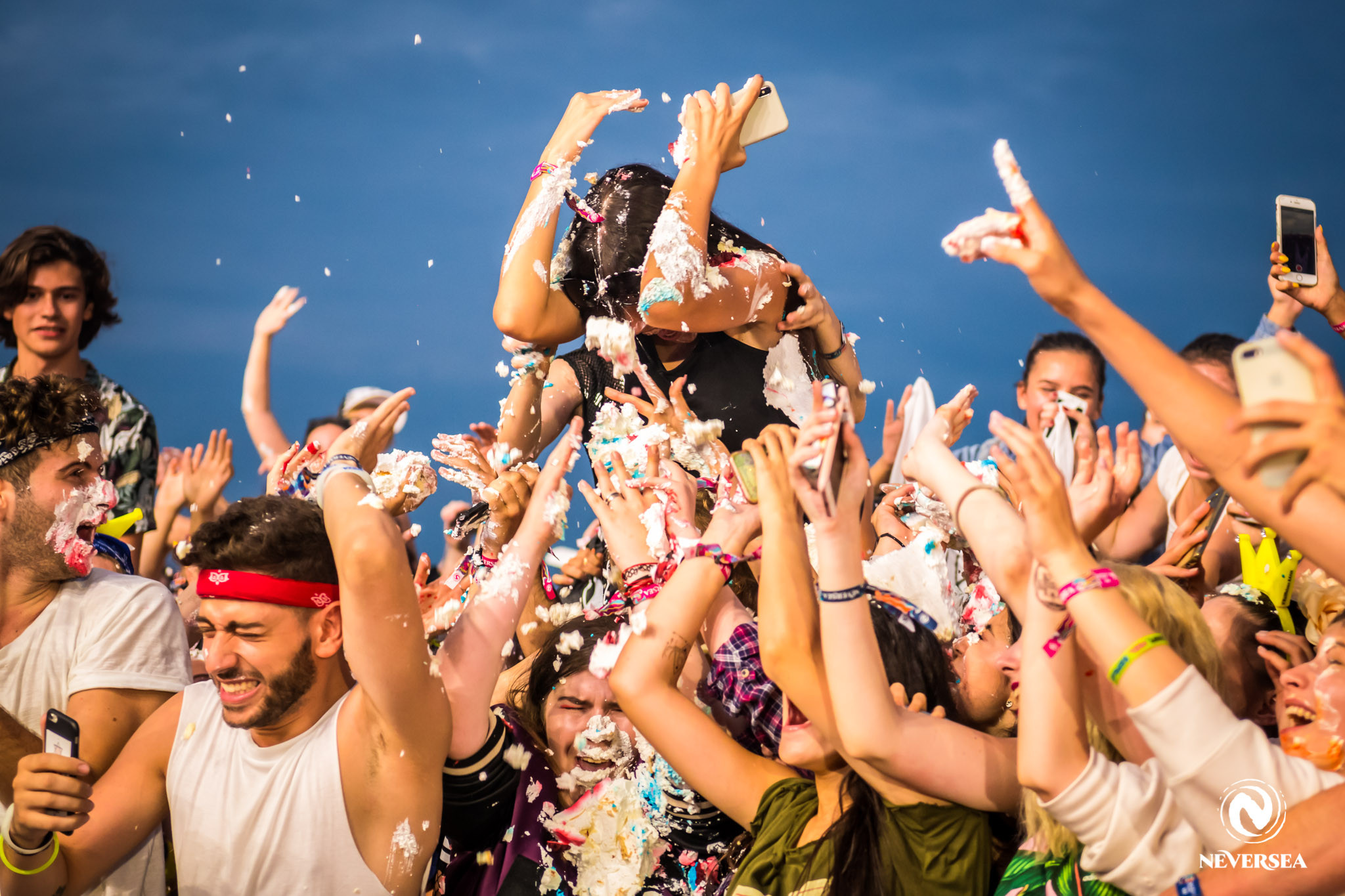 Detalii picante despre DJ-ul care aruncă cu torturi în public. Acesta îşi publică memoriile