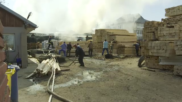 Un depozit de materiale de construcții a luat foc în Balotești, la ieșirea din București