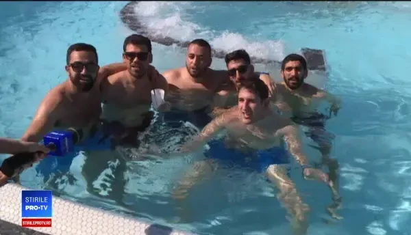 Vara a venit la jumătatea lui martie. O domnişoară îi arată reporterului cum s-a bronzat