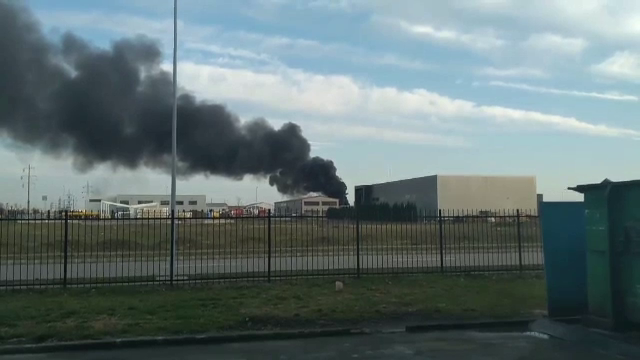 Incendiu la un depozit de mase plastice, în Oradea: ”Erau flăcări înalte de 5 metri”
