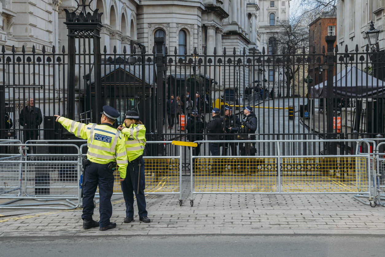 Trei români jefuiau turiști în centrul Londrei dându-se drept polițiști. Metoda lor