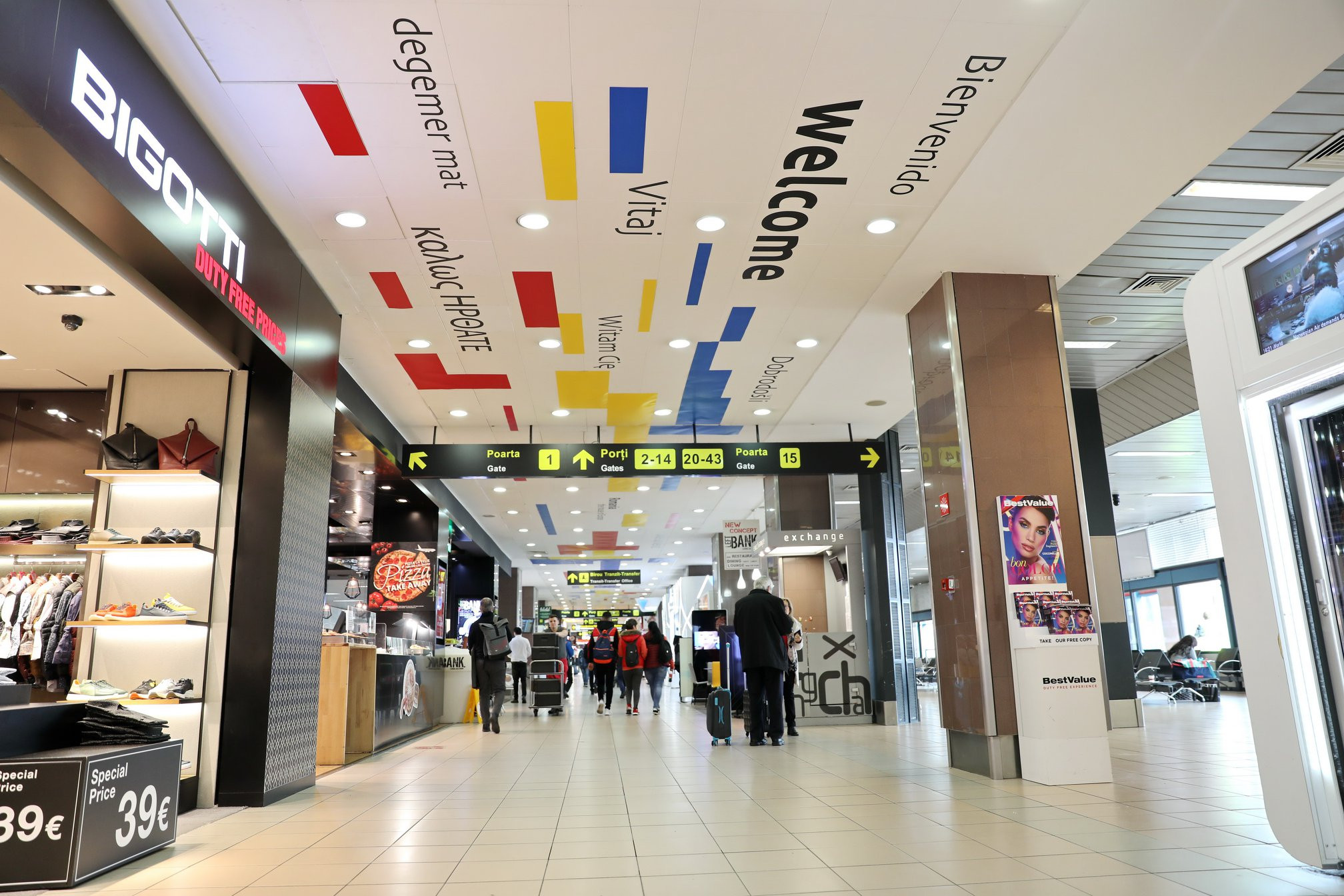 Mesajul ”Bine ați venit”, pus pe tavanul de la ”Plecări” din Aeroportul Otopeni