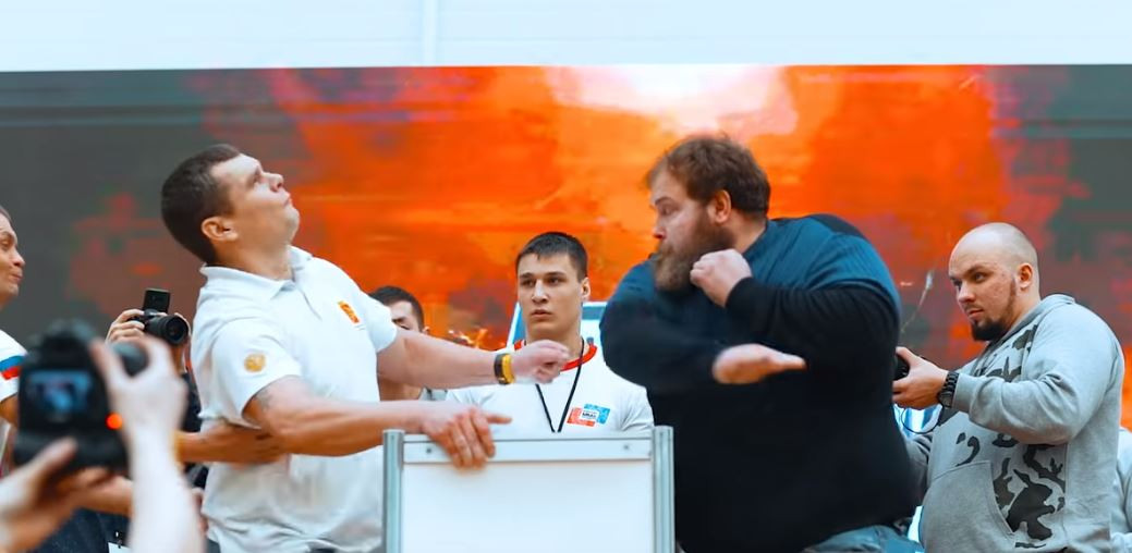 Scene brutale. Momentul în care un bărbat leșină de două ori după ce e lovit cu palma