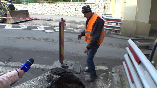 Muncitor, la un pas să fie strivit între un utilaj și pereții unei gropi din asfalt