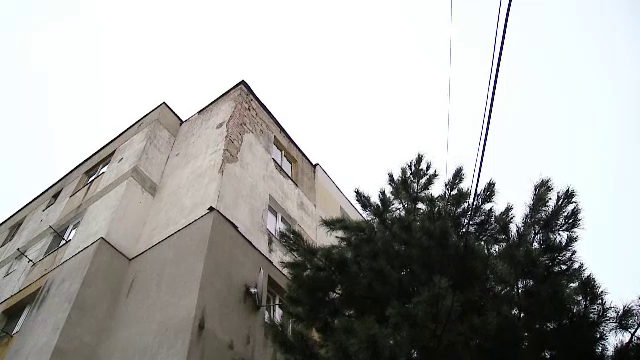 Blocurile vechi, reabilitate încet şi prost. "Curge apa în casă de câte ori plouă"