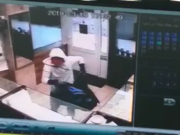 Jaf armat în Zalău. Hoţii au plecat cu o geantă plină de bijuterii