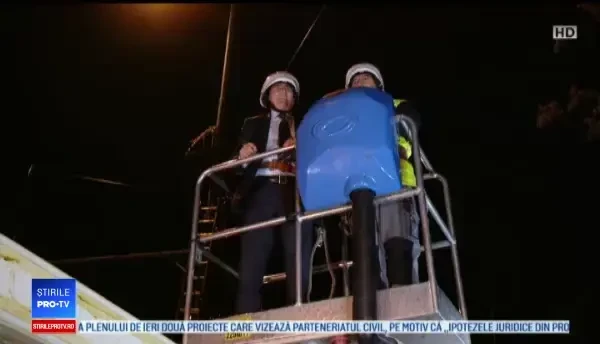 Primarul Timişoarei a tăiat cu mâna lui cablurile de Internet şi TV din centrul oraşului