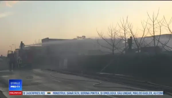 Incendiu la un depozit de mase plastice, în Oradea: ”Erau flăcări înalte de 5 metri”