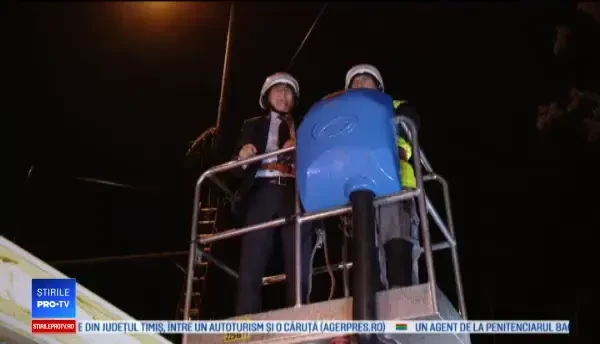 Primarul Timişoarei a tăiat cu mâna lui cablurile de Internet şi TV din centrul oraşului