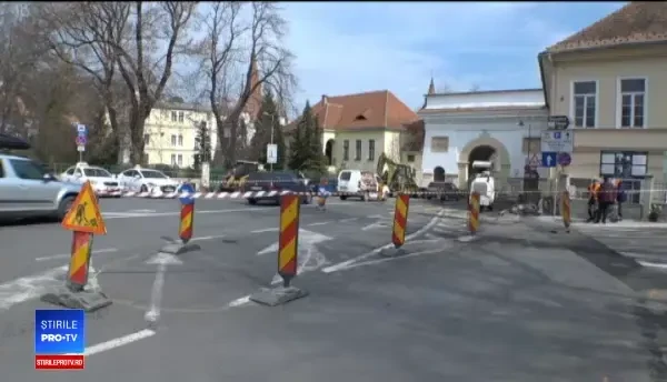 Muncitor, la un pas să fie strivit între un utilaj și pereții unei gropi din asfalt