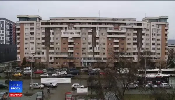 Blocurile vechi, reabilitate încet şi prost. "Curge apa în casă de câte ori plouă"