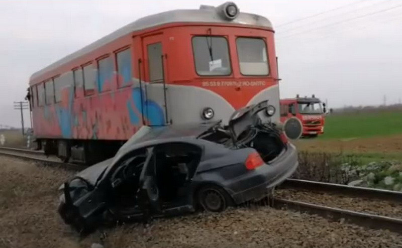Mașină spulberată de tren, în Olt. Imagini de la locul tragediei