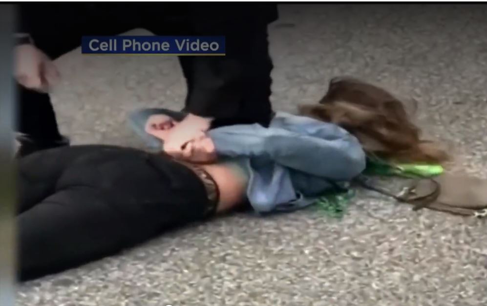 Momentul în care o tânără e lovită cu pumnul în față de un polițist a devenit viral