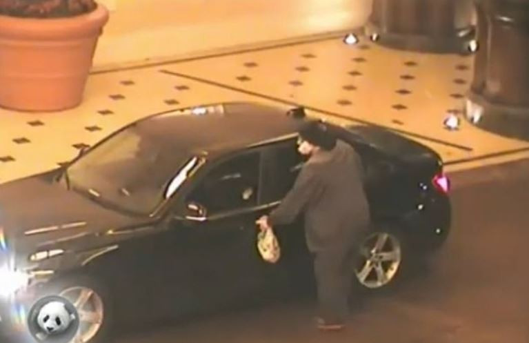 Momentul în care un bărbat care a jefuit cazinoul Bellagio este împușcat de 4 polițiști