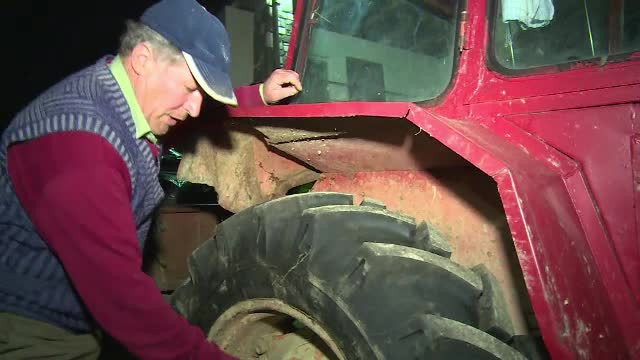 Bărbat, la un pas de moarte după ce tractorul s-a prăbușit peste el