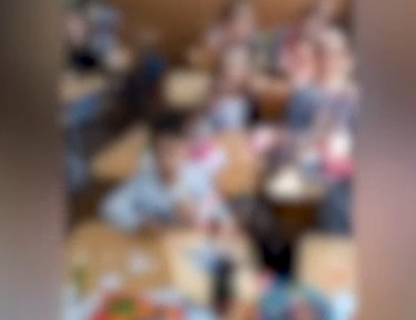 O învățătoare s-a filmat în timp ce țipa la copii, apoi a distribuit videoclipul părinților