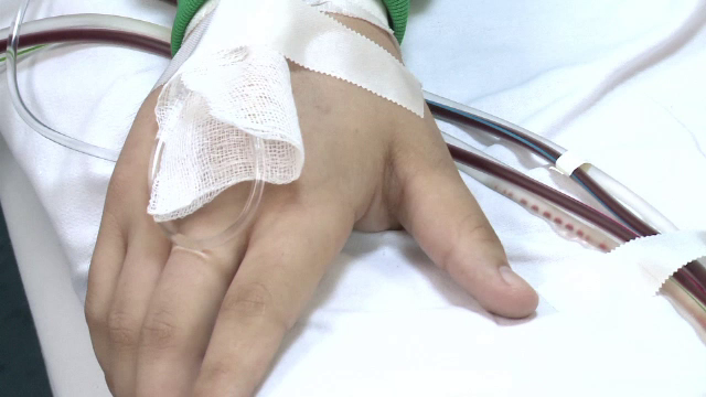 Tanara desfigurata in club de fiul unui fost viceprimar din Buzau, care i-a infipt un pahar in fata. Cum se apara acesta