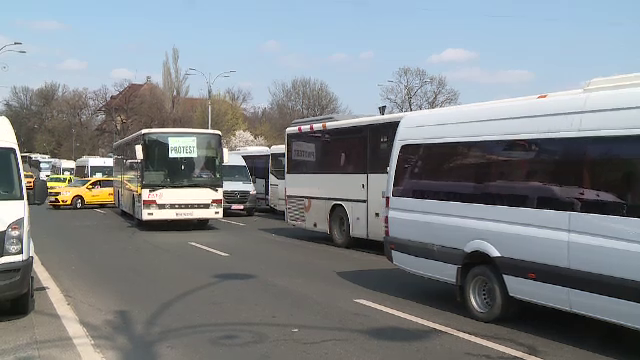 Transportatorii au blocat Capitala şi au obţinut ca autobuzele vechi să rămână pe trasee