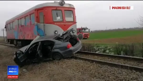 Mașină spulberată de tren, în Olt. Imagini de la locul tragediei