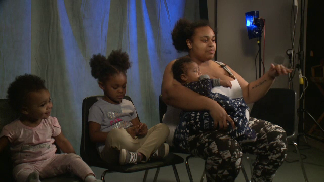 O mamă și-a aruncat copii de la etajul 3 al unei clădiri &icirc;n flacari