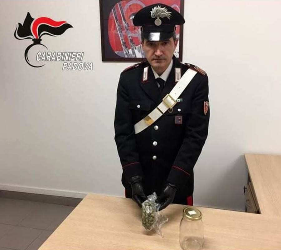 Doi italieni au lovit maşina unui român şi au vrut să-l despăgubească în marijuana
