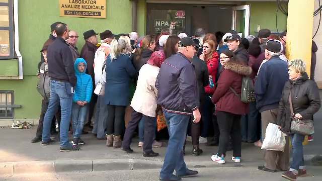 Coadă cu scandal ca la tigăi, dar la analize gratuite. "Tot acolo ajungem"