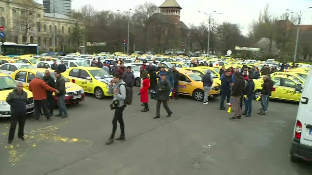 Reacția unui taximetrist surprins dormind la volan, în timpul protestului: „Să îi termine”