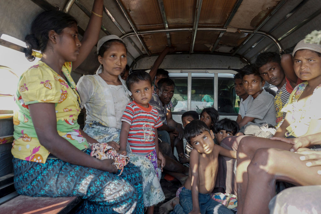 Drama femeilor vândute de familie. Se pot întoarce acasă doar dacă își părăsesc copiii