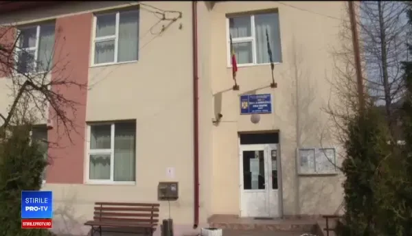 Profesorul care a lovit o elevă şi-a primit sentinţa. A continuat însă cu violențele