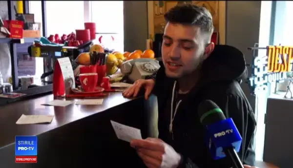 Ce a scris o tânără pe hârtie pentru o cafea gratis. S-a întâmplat în mai multe cafenele din ţară