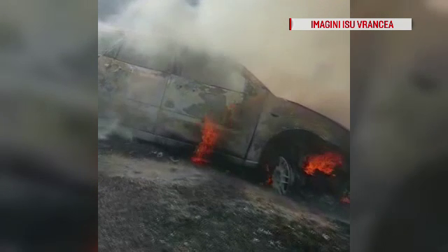 Mașină cuprinsă de flăcări în Focșani. Incendiul s-a extins la vegetația din zonă