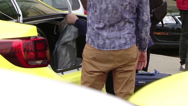 Pățanie de coșmar pentru un taximetrist. Ce i-au făcut trei tineri după o cursă