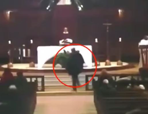 Momentul în care un preot este înjunghiat în timpul slujbei. Atacul, transmis live