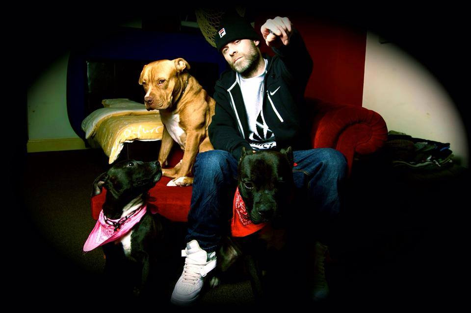 Ce a pățit un cunoscut artist, după ce a ameninţat într-un live că se automutilează