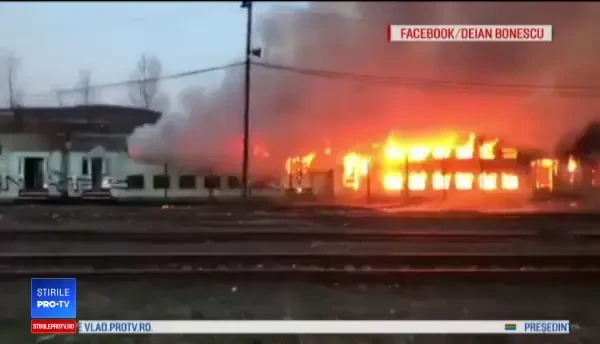 Vagoane de tren din gara Oravița, cuprinse de făcări. Cum a izbucnit incendiul