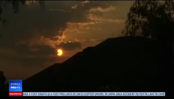 Sute de oameni în alb, la Teotihuacan, "Locul unde omul devine zeu". Semnificația gestului