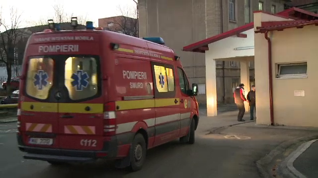 Copil grav rănit, după ce a fost prins între o remorcă şi un morman de pământ