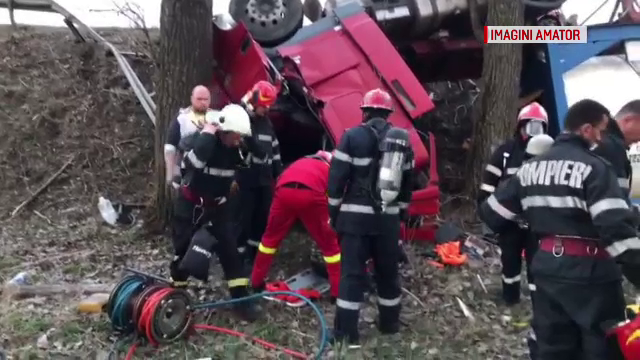 Cisternă cu sodă caustică, răsturnată pe o şosea din Vaslui. Ce a păţit şoferul