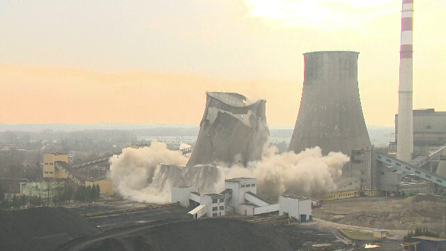 Momentul în care o termocentrală din perioada comunistă e aruncată în aer. VIDEO