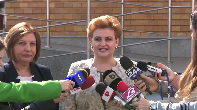 Ministrul Mediului a stat 16 minute cu motorul pornit, vorbind despre reducerea emisiilor