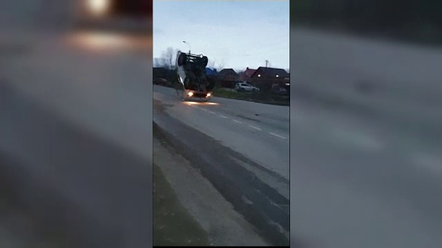 Maşină veche care se rostogoleşte ca o minge, filmată pe o şosea. Explicaţia şoferului