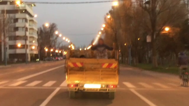 Copil plimbat de tatăl său în bena camionului, prin Constanţa. Era să cadă în mers