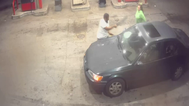 Momentul când vânzătorul unui magazin a atacat cu o macetă mașina unui hoț