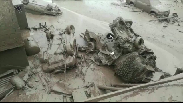 Capitala acoperită de o avalanşă de noroi. Maşinile au fost măturate de valul de mizerie